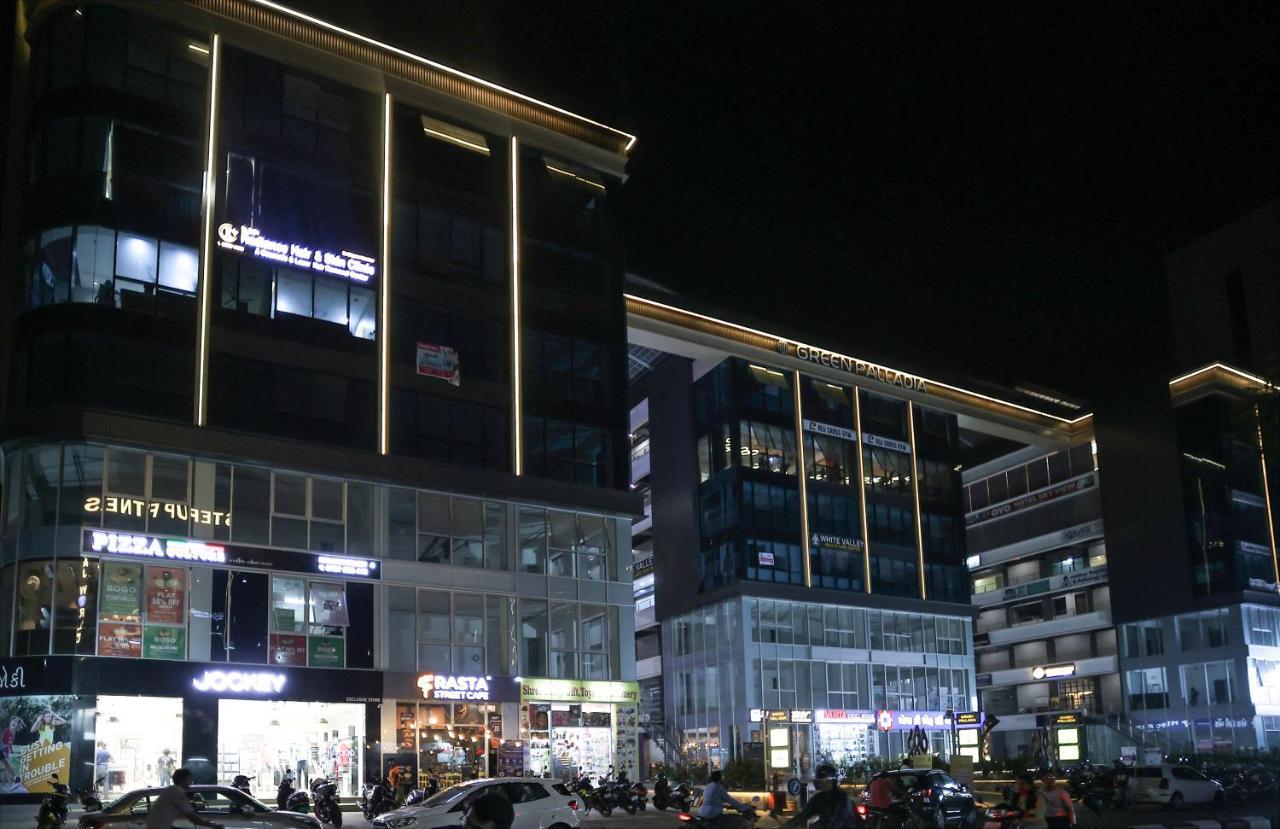 Hotel The Parker Inn By Kbnt Group Surat Zewnętrze zdjęcie