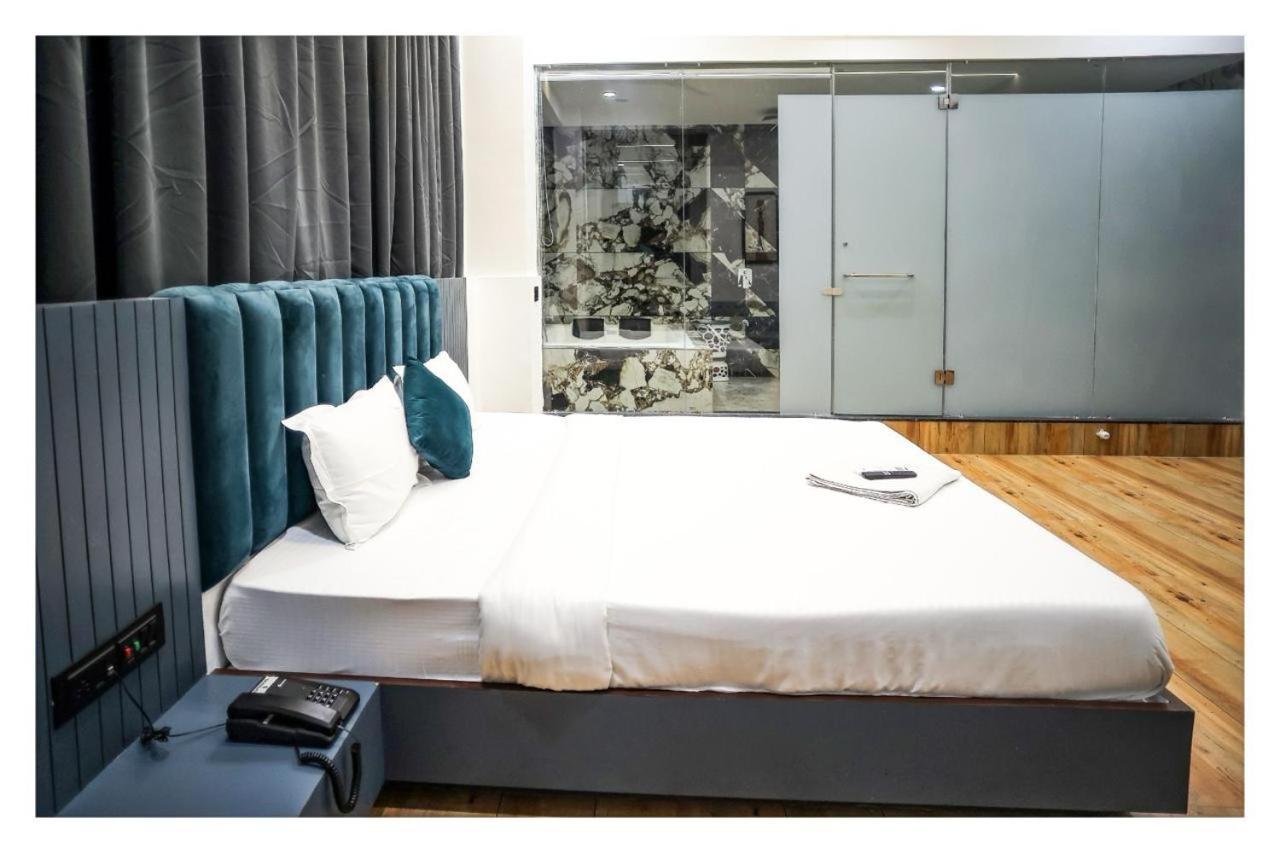 Hotel The Parker Inn By Kbnt Group Surat Zewnętrze zdjęcie