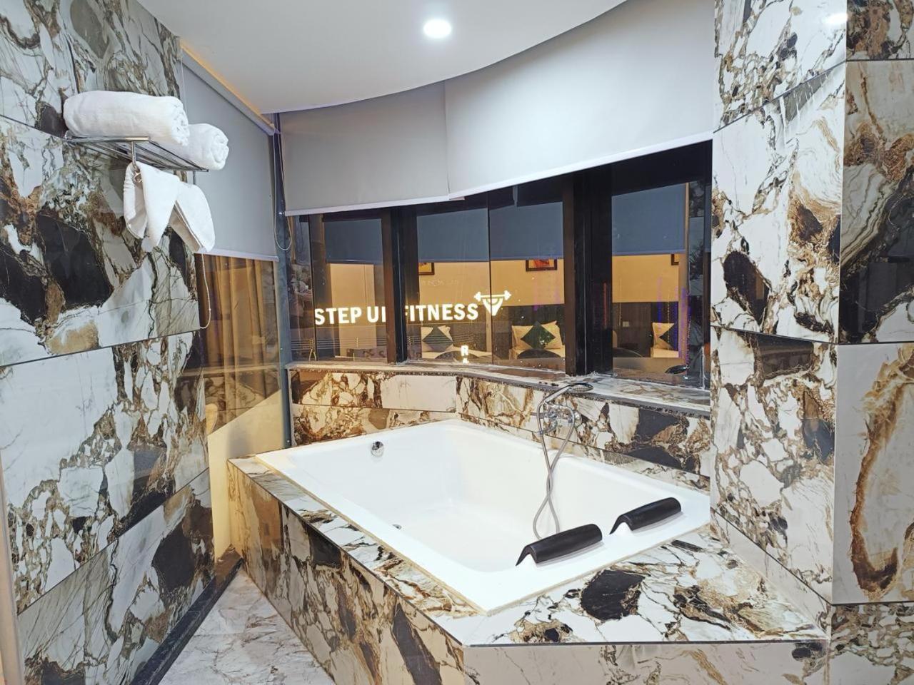 Hotel The Parker Inn By Kbnt Group Surat Zewnętrze zdjęcie