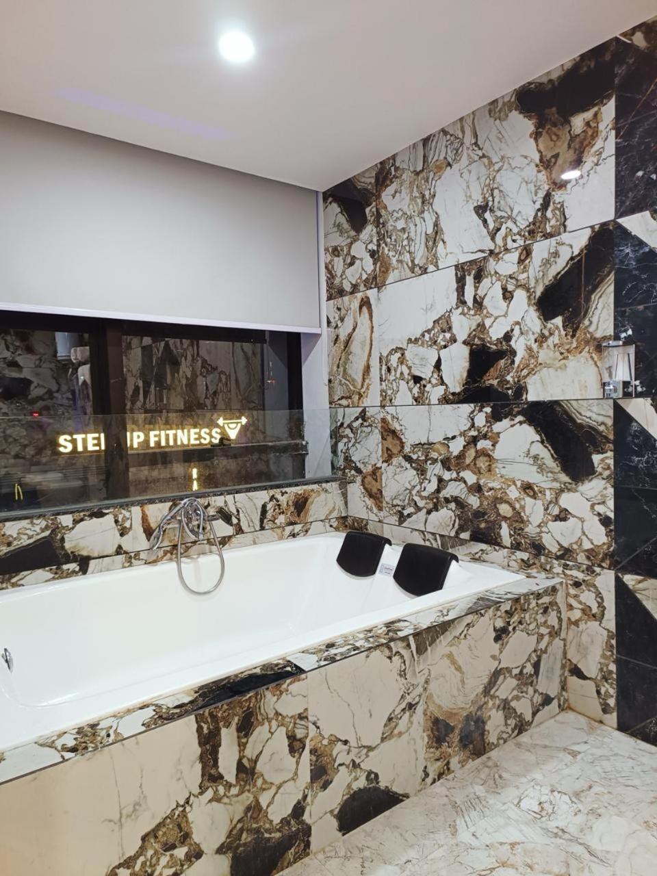 Hotel The Parker Inn By Kbnt Group Surat Zewnętrze zdjęcie