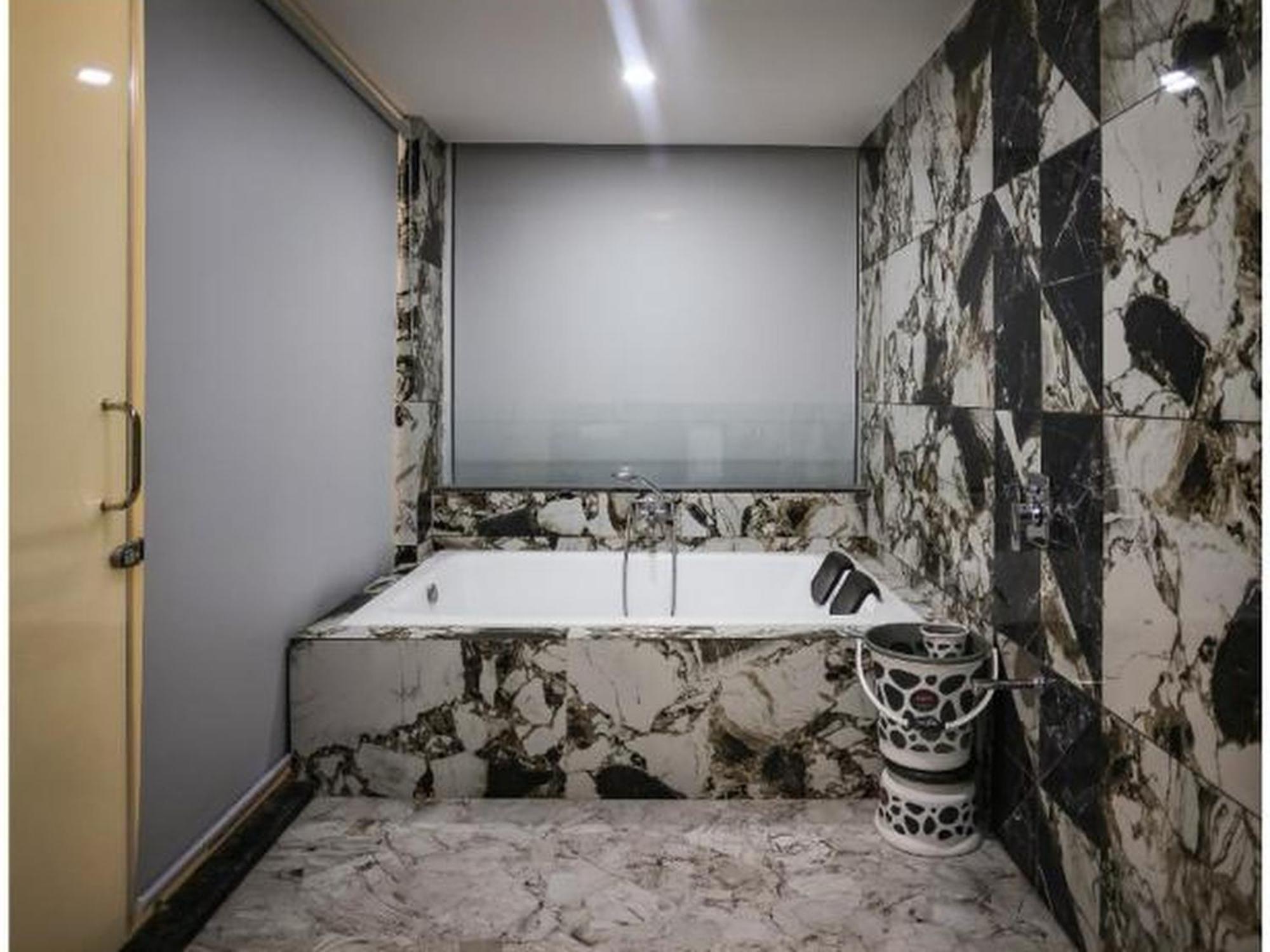 Hotel The Parker Inn By Kbnt Group Surat Zewnętrze zdjęcie